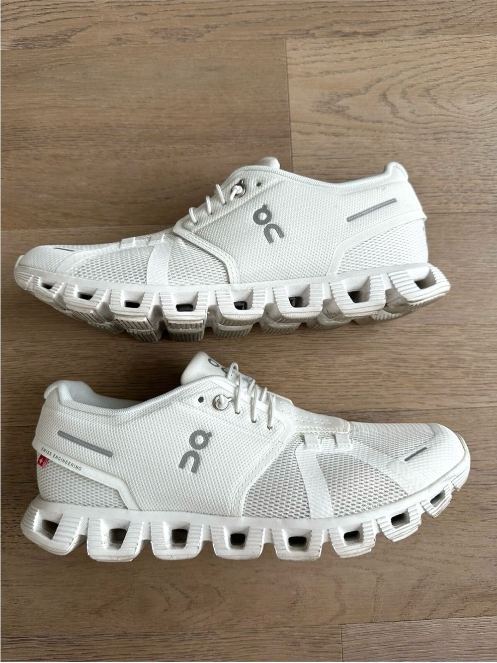 On Running Cloud 5 Women's Athletic Shoes in White active performance size 6M